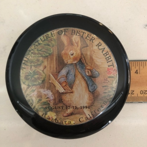 Peter Rabbit VTG Glass Paperweight 1994 - Picture 5 of 6